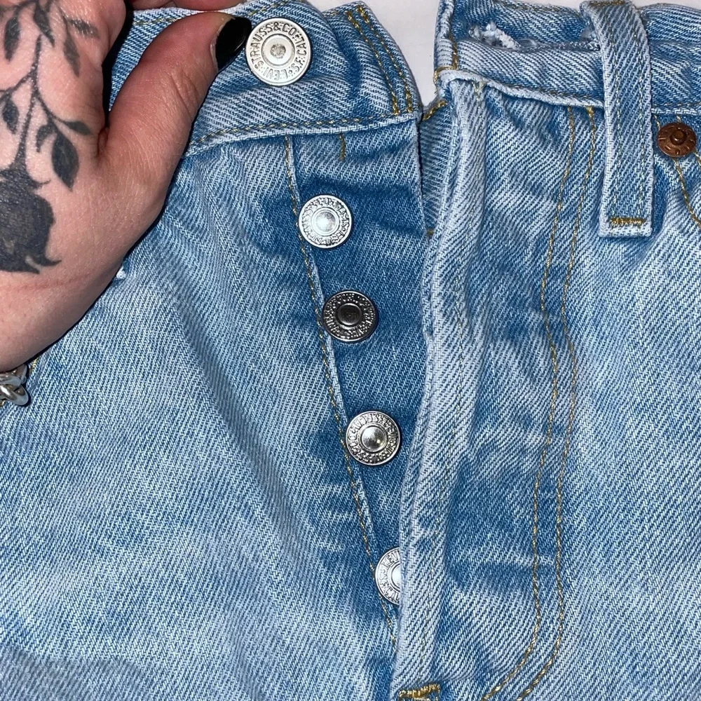 LEVIS HIGH RISE RIPPED SHORTS SIZE W26 - Picture 2 of 6